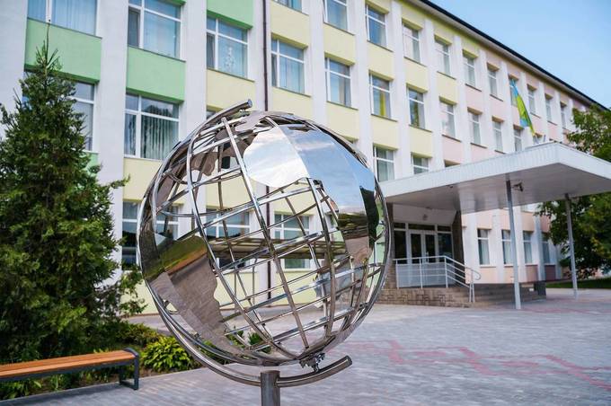 На території вінницької школи встановили макет глобусу 


