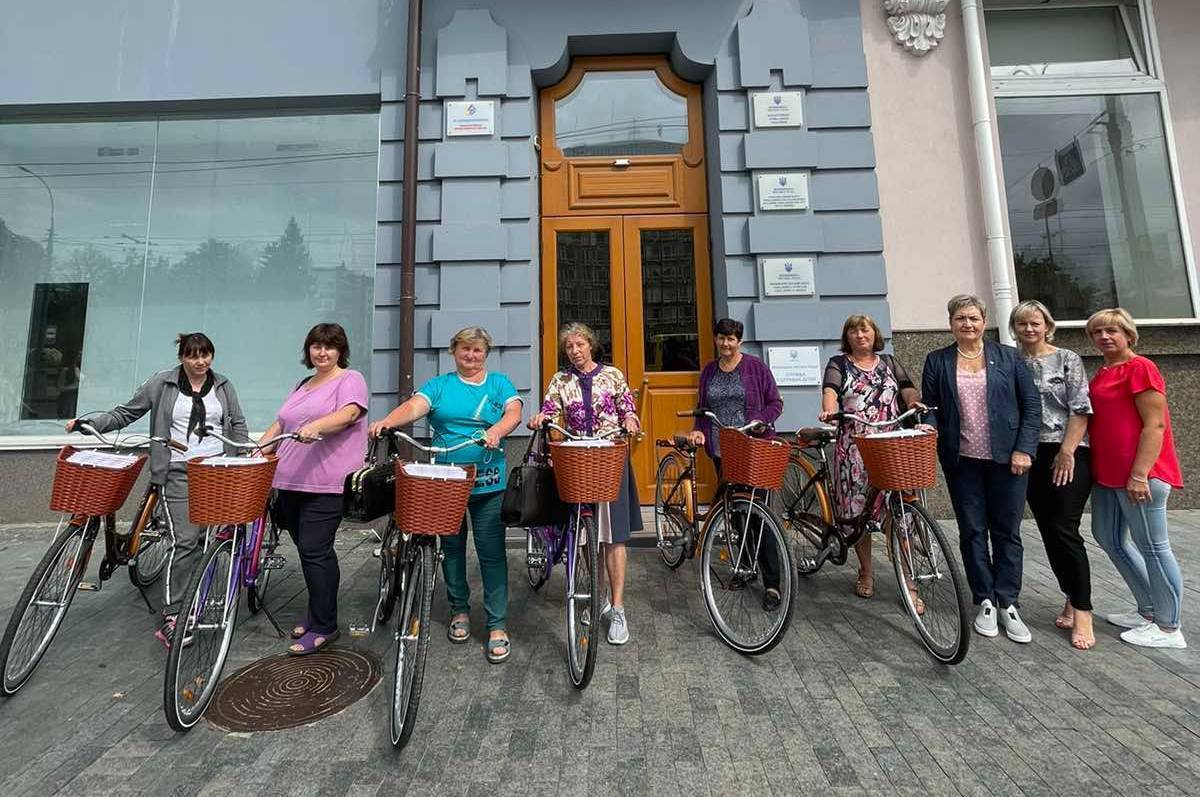 Соціальним працівникам у Вінниці закупили велосипеди