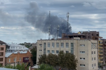 На Старому місті горять складські приміщення. Дим видно із центру міста 

