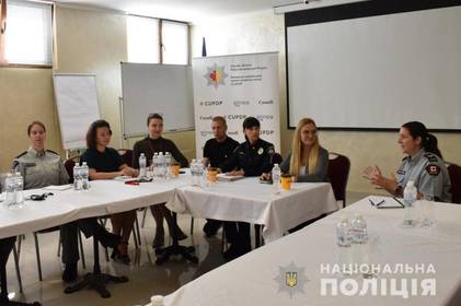 Кілька днів канадці вчили поліцію протидіяти домашньому насильству Кілька днів канадці вчили поліцію протидіяти домашньому насильству