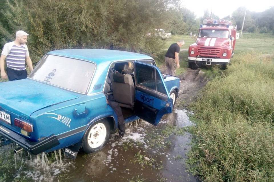У Тиврівському районі рятувальники допомогли витягнути автомобіль з водойми