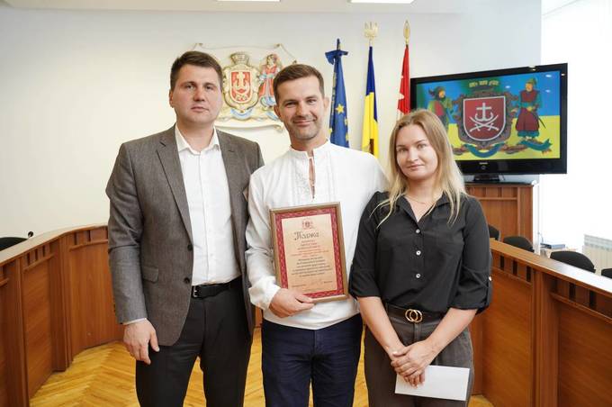 Вінничанин отримав грошову премію за допомогу жінці з вадами зору