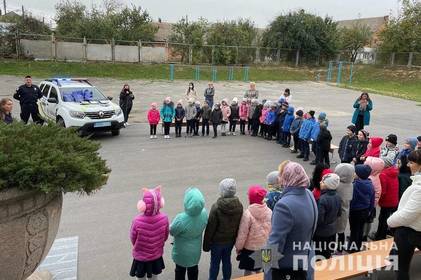 Урок безпечної поведінки на дорозі провели для першокласників
