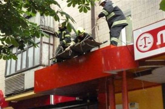 36-річна жінка випала з вікна пятого поверху будинку на вулиці Москаленка
