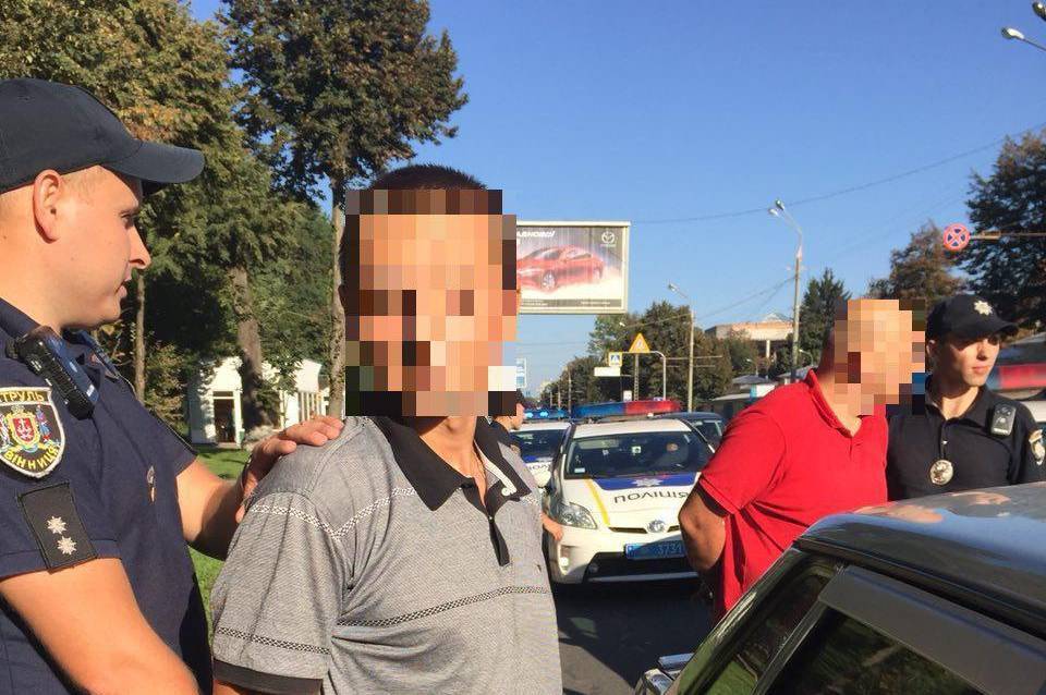Поліція затримала групу киян, які у Вінниці обкрадали водіїв