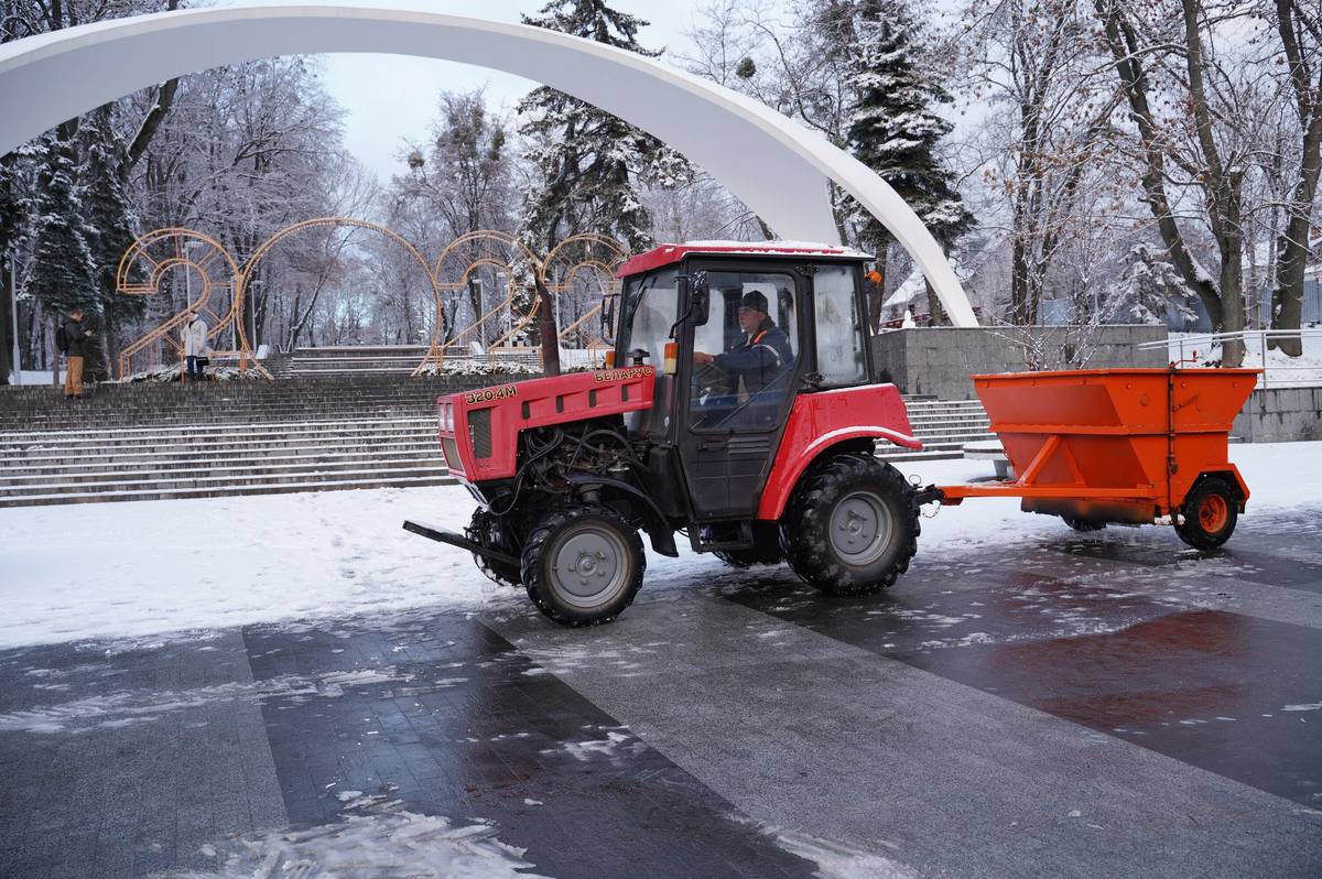 Вінницькі комунальники активно прибирають сніг на вулицях міста