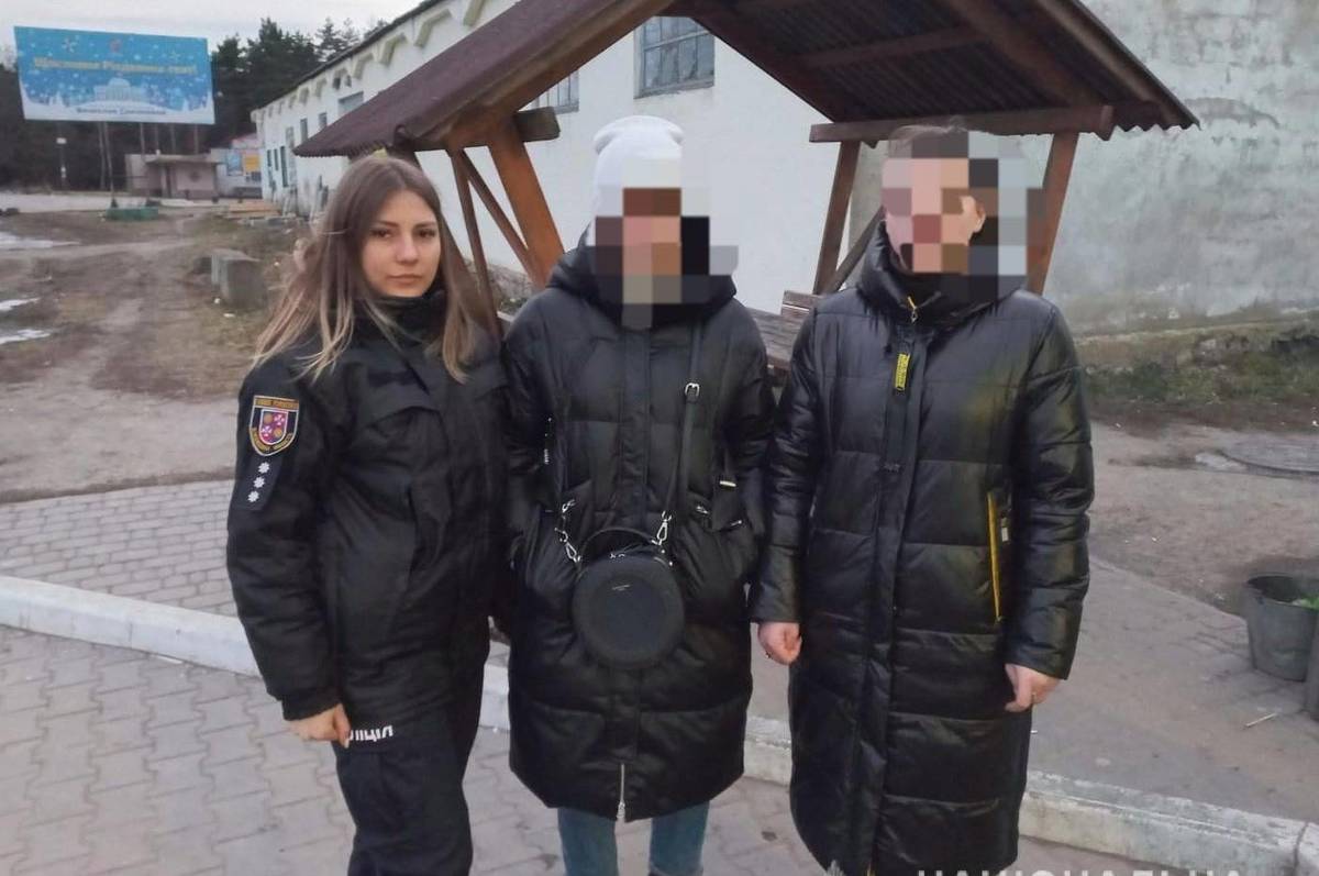 Двох неповнолітніх дівчат поліцейські повернули додому 
