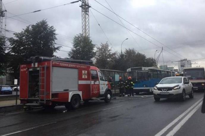 Зранку на Вишеньці загорівся тролейбус
