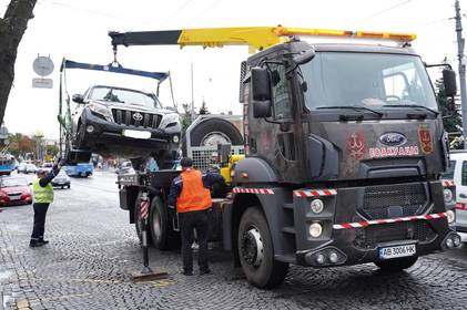 У Вінниці продовжують облаштовувати місця для зупинки та стоянки автомобілів 