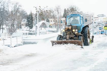 З першої ночі комунальники прибирають Вінницю від снігу та посипають дороги 