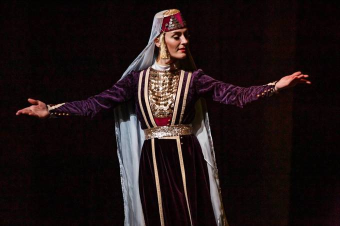 Як танцюють гуцули, кримські татари і словаки 26 лютого у Вінниці покаже Хор Верьовки