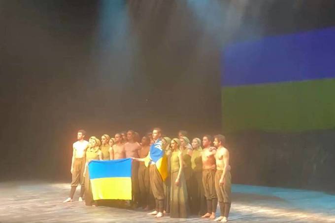 Глядачі театру Дортмунда  аплодували стоячи, коли на сцену винесли український прапор