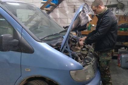 Волонтери з Вінниці ремонтують автівки та везуть у зону бойових дій для військових Волонтери з Вінниці ремонтують автівки та везуть у зону бойових дій для військових