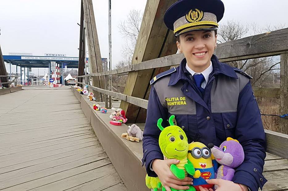 Для маленьких біженців створили «іграшковий міст» на україно-румунському кордоні