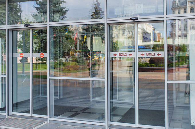 У Вінницьких Прозорих офісах встановили дверні маячки для слабозрячих людей