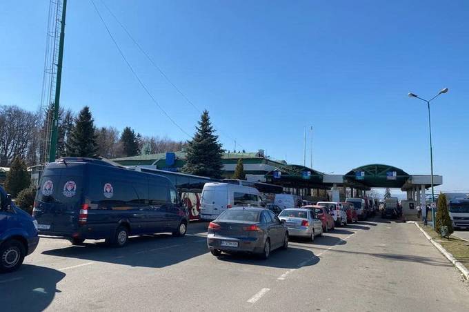 За добу українські прикордонники пропустили 530 машин з гуманітарним вантажем
