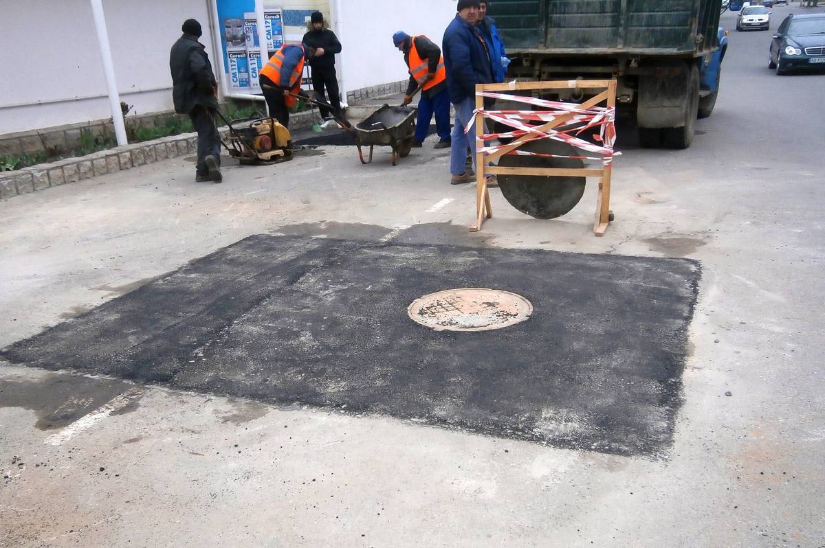 «Вінницямісьтеплоенерго» відновлює асфальт в місцях аварійних розкопок у середмісті, а Облводоканал - на Тяжилові