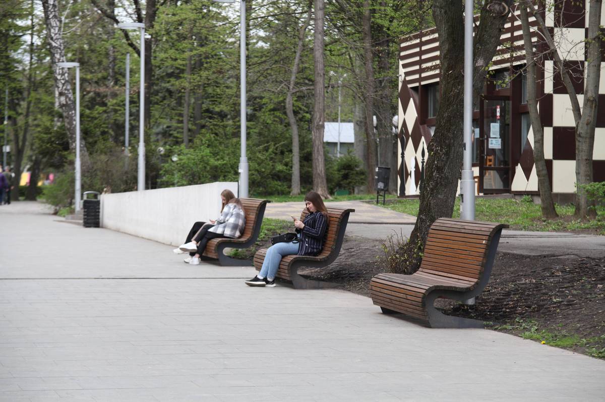 У Вінницькому центральному парку відремонтували паркові меблі, вивезли опале листя та навели лад на території
