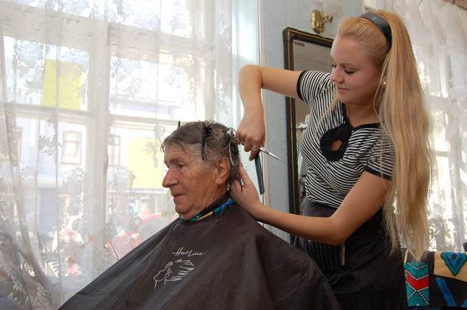 1 жовтня вінничани похилого віку зможуть безкоштовно підстригтись у шести перукарнях міста
