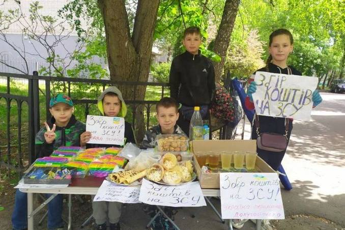 Продають смаколики та квіти: вінницькі школярі збирають гроші для ЗСУ