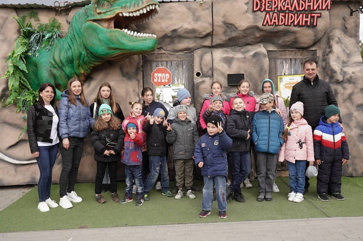 Понад 30 дітей-переселенців відвідали Подільський зоопарк у Вінниці