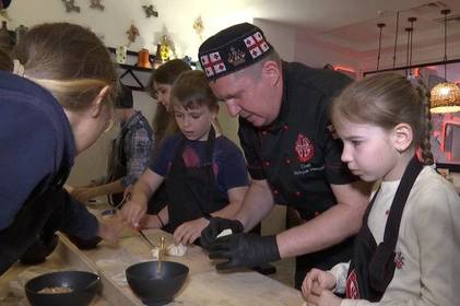 У Вінниці дітей-переселенців вчили готувати хінкалі та хачапурі