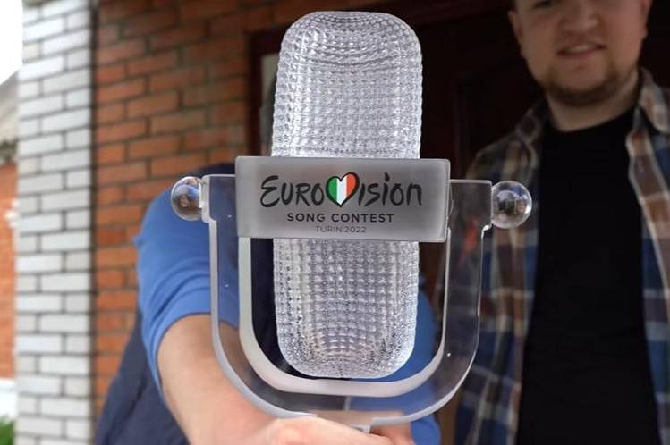Притула їздив на Вінниччину забирати кубок, який Kalush виграв під час Євробачення (Відео)