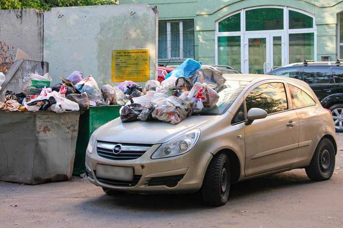 Автовласників просять не паркуватися біля сміттєвих контейнерних майданчиків, щоб не заважати роботі спецтехніки КП «ЕкоВін»
