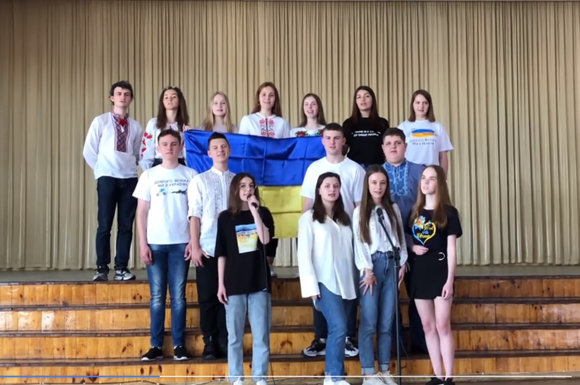 Випускники вінницьких шкіл долучились до патріотичного відеочеленджу «Vypusknyky2022_Peremoga»