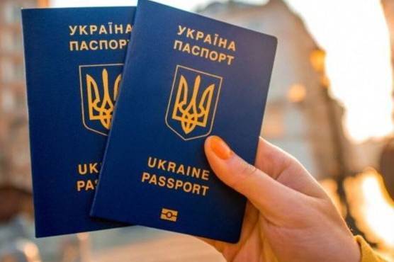 Українці зможуть отримувати паспорти за кордоном 