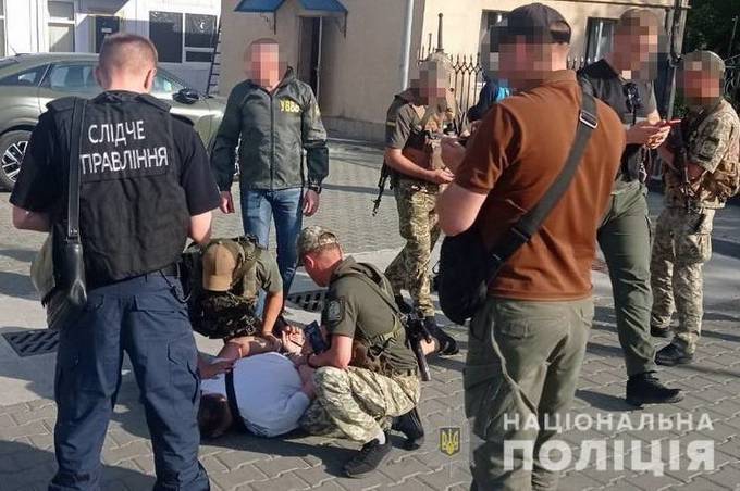 На Вінниччині під час передачі хабаря керівнику прикордонників, затримали 39-річного харків’янина 