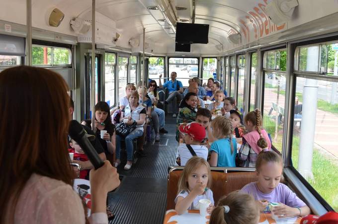 «Вінниця починається з мрії»: для дітей з Маріуполя влаштували трамвайну екскурсію