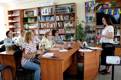 Шукають помилки у рекламних вивісках, вивчають скоромовки й аналізують тексти українських пісень: так у Вінниці розпочався третій тиждень курсів «Вільна українська» 