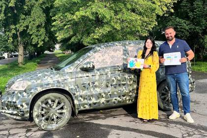 Вінницька малеча піднімає бойовий дух захисників: малюють малюнки та купують авто 