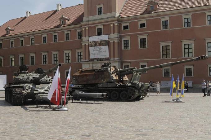 «За нашу та вашу свободу»! У центрі Варшави виставили знищені українською армією російські танки