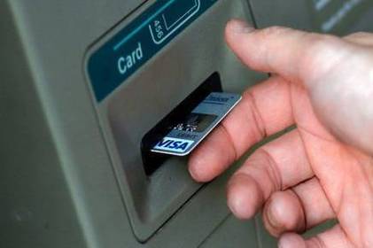У Вінниці жінка понад 10 разів розрахувалась знайденою у банкоматі карткою студента 