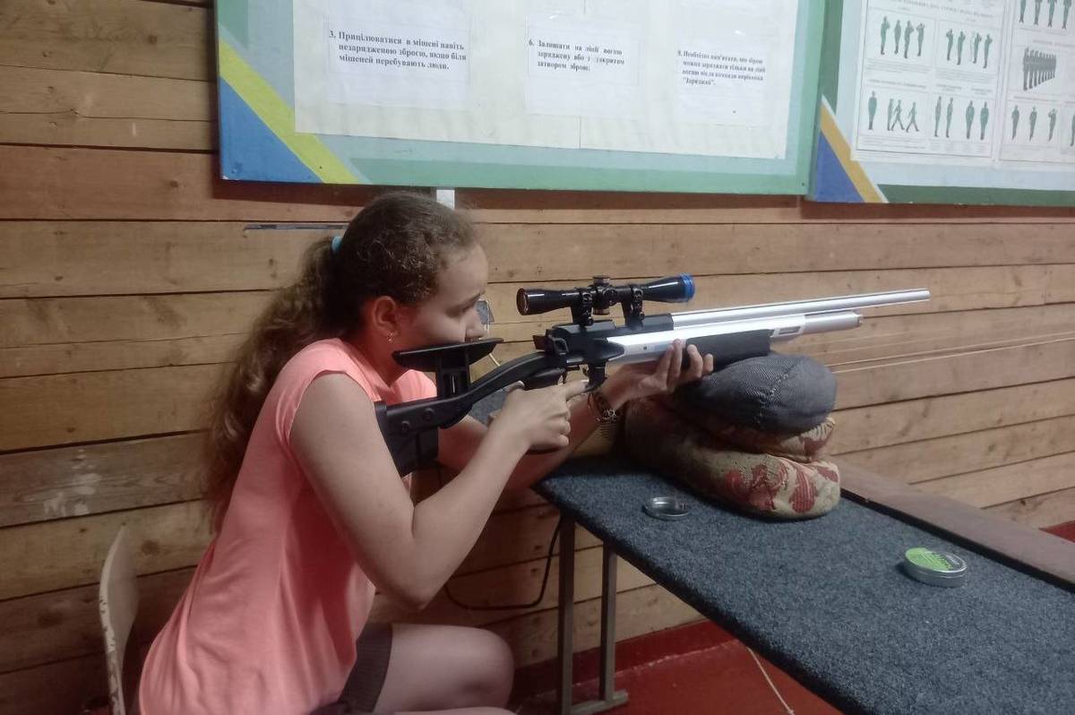 Не думати про війну та продовжувати жити спокійним дитячим життям 11-річній Анастасії з Донеччини допомагає секція кульової стрільби