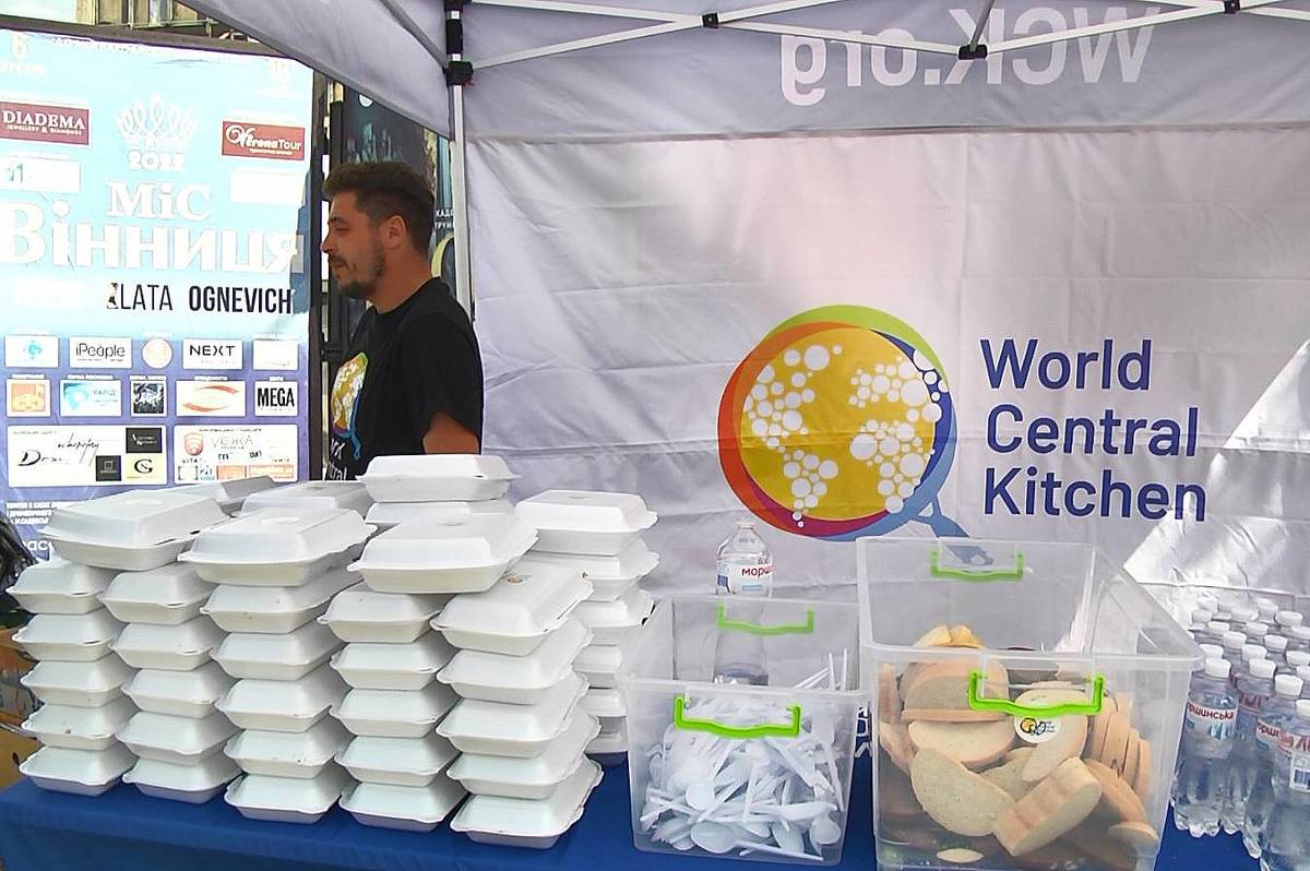 Близько 2,5 тисяч порцій їжі та сотні літрів бутильованої води: як вінницький бізнес зорганізувався на допомогу постраждалим та рятувальникам 