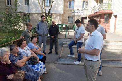 У гуртожитку, де мешкають переселенці, почали ремонтні роботи за грантові кошти