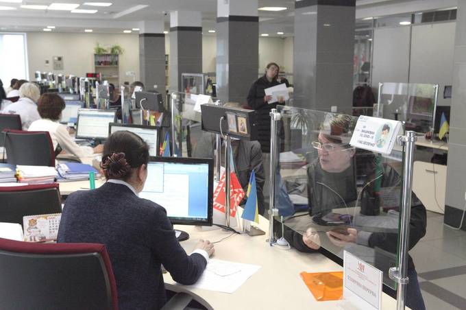 Понад 300 звернень за робочий тиждень: у Прозорих офісах міста продовжують допомагати постраждалим фіксувати збитки від російського теракту