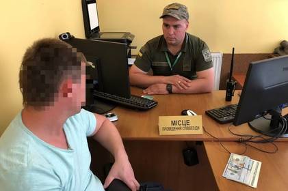 Підробив документи і пропонував гроші прикордонникам: на Вінниччині затримали чоловіка, який намагався виїхати за кордон Підробив документи і пропонував гроші прикордонникам: на Вінниччині затримали чоловіка, який намагався виїхати за кордон