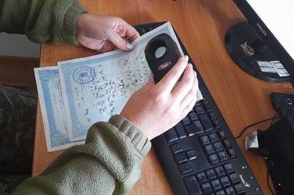 Прикордонники викрили чоловіка, який «купив» третю дитину, щоб виїхати за кордон Прикордонники викрили чоловіка, який «купив» третю дитину, щоб виїхати за кордон