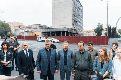 Вінницю відвідали представники Європи та Китаю: дипломати побували на місці ракетного обстрілу і обговорили допомогу 