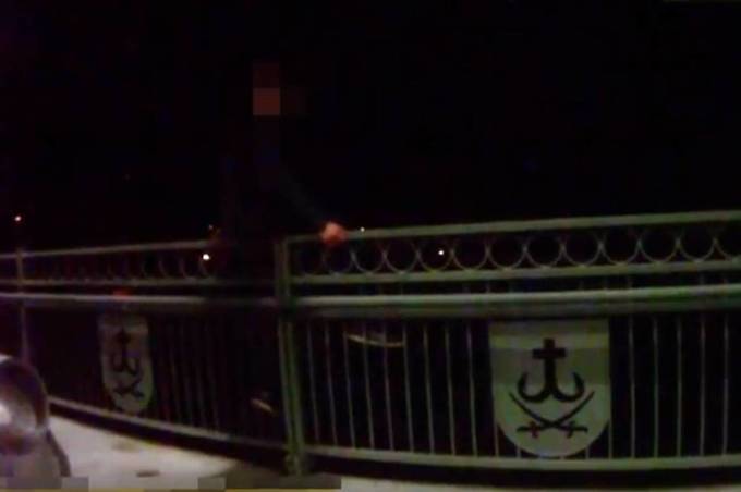 У Вінниці патрульні поліцейські врятували чоловіка, який намагався стрибнути з мосту 