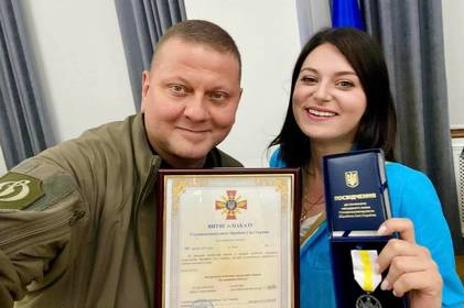 Залужний нагородив почесним нагрудним знаком «За сприяння війську» вінницьку волонтерку 
