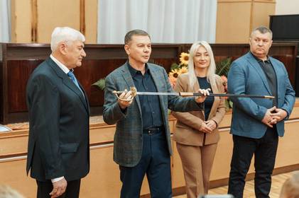 «На вічний спомин»: міський голова Вінниці подарував музею-садибі М. І. Пирогова нагородну шпагу