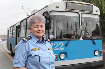 Історія вінничанки, яка вже 43 роки водить тролейбуси вулицями нашого міста