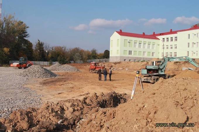 На території Вінницького гуманітарно-педагогічного коледжу будують новий стадіон