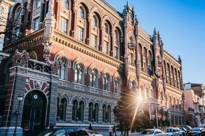 НБУ повідомив де в Україні, зокрема й на Вінниччині, можна зняти готівку, коли світло відсутнє
