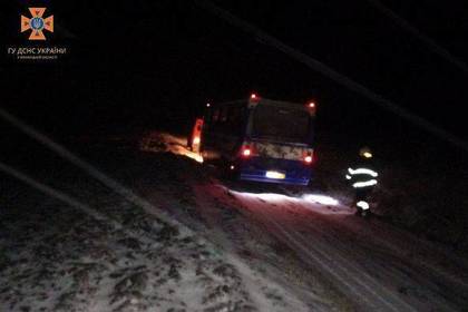 На Вінниччині автобус з людьми застряг у полі - довелося викликати рятувальників